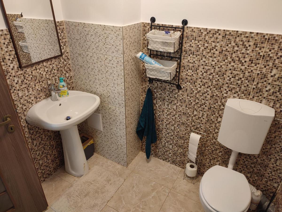 Lovely 1 Bedroom Apartment In City Centre, Sleeps 4 ! توردا الغرفة الصورة